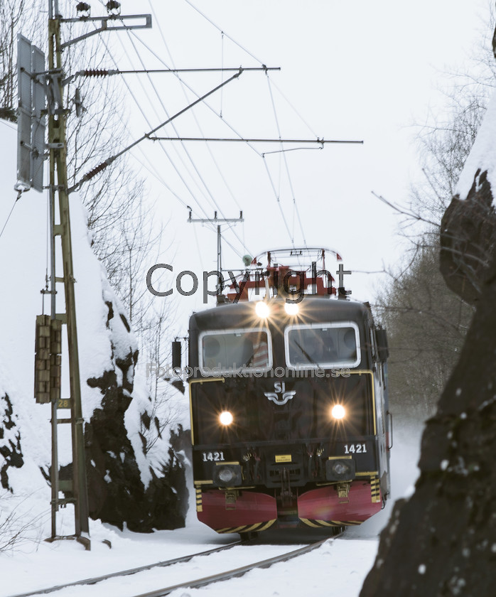 snow-train001February 
 Train approaching through snowy ravin. 
 Keywords: Train, Electrical, Snow, Winter